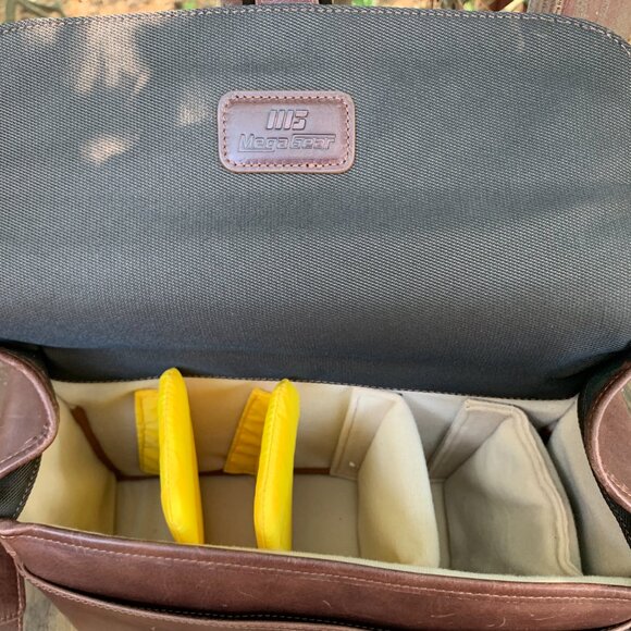 MegaGear Torres Camera Messenger Bag - Picture 3 of 15